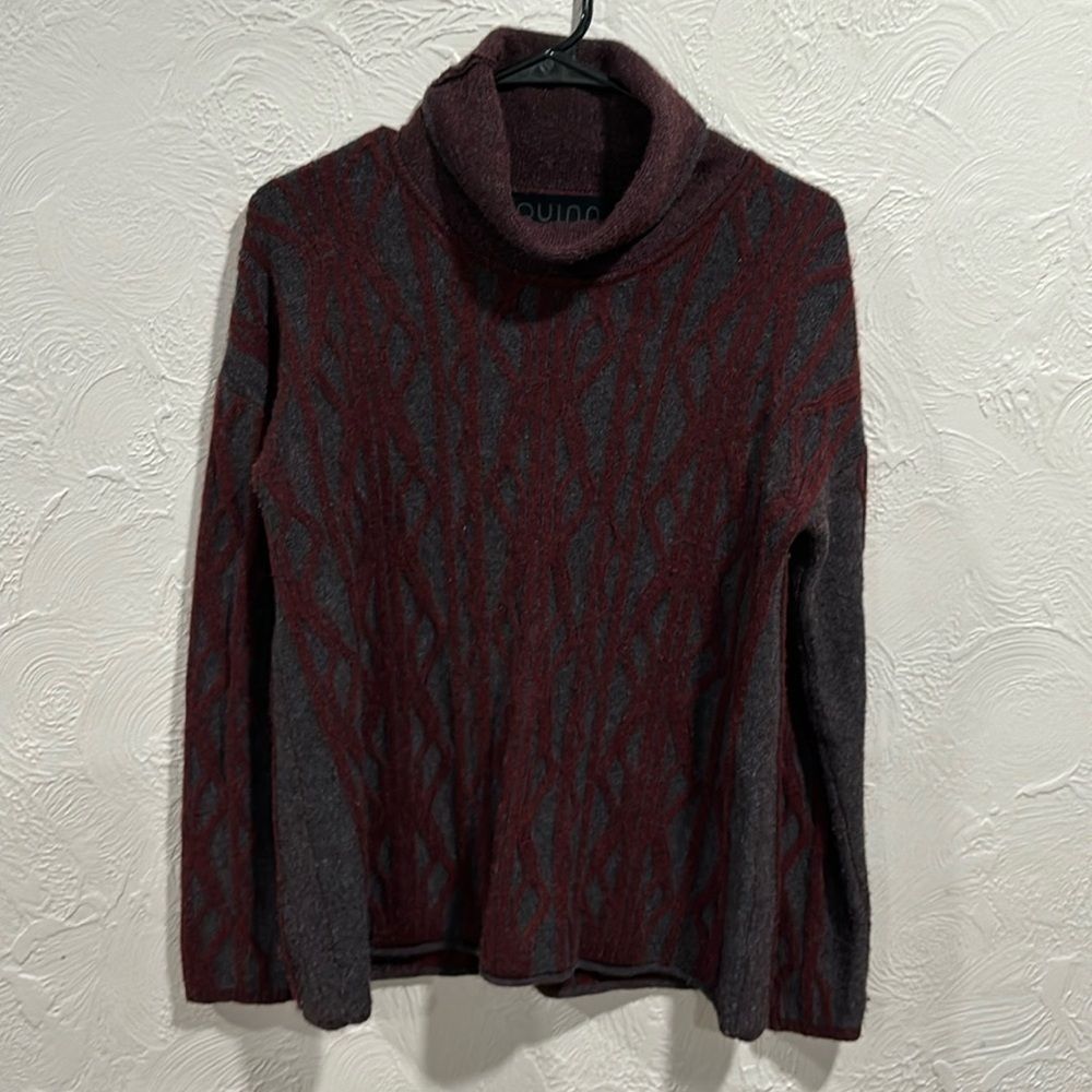 Quinn 100% cashmere turtleneck sweater size small